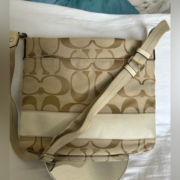 COACH Signature Jacquard fabric (canvas) with leather trim and silver-tone hw - Picture 3 of 5